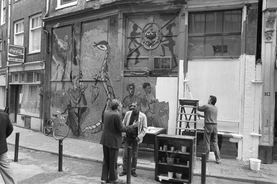 Muurschildering op Zeedijk (van kunstenaar Hans Hamers ) uitgekalkt, Bestanddeelnr 934-2560