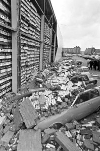 Muur ingestort bij 7-up fabriek, overzicht van de schade, Bestanddeelnr 920-1049