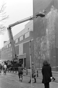 Muur stadhuisgedeelte Stopera wederom met verf beklad door kunstenaars, Bestanddeelnr 933-9545