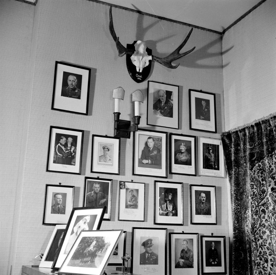 Muur met portetfoto's en een gewei in de werkkamer van prins Bernhard, Bestanddeelnr 255-7776