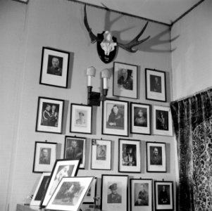 Muur met portetfoto's en een gewei in de werkkamer van prins Bernhard, Bestanddeelnr 255-7776