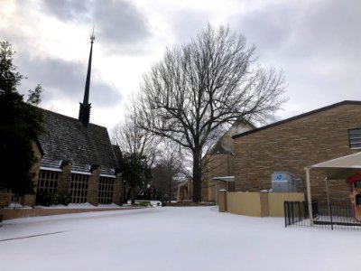 Muskogee snowstorm 2021-02-15 St Paul United Methodist Church courtyard NE