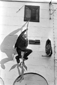 Muurschildering (man klimt uit raam) in Amsterdam, Bestanddeelnr 932-8891