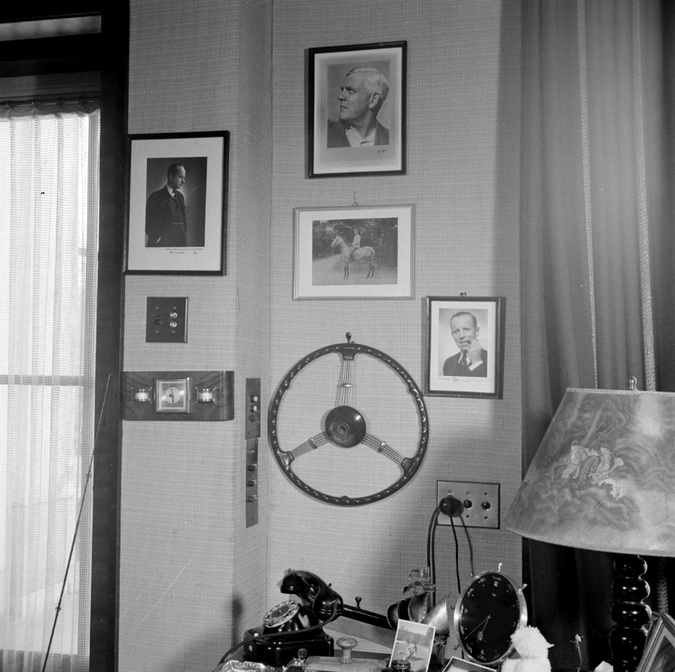 Muur met portretfoto's en een stuurwiel in de werkkamer van prins Bernhard, Bestanddeelnr 255-7780