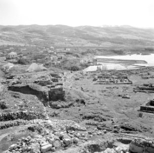 Muren van de fortificatie van Byblos Uitzicht op ruïnes en op de Middellandse Z, Bestanddeelnr 255-6367
