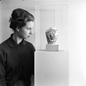 Museum Boijmans krijgt Delftsblauw potje uit 17 e eeuw van Erasmus-stichting, Bestanddeelnr 913-6199