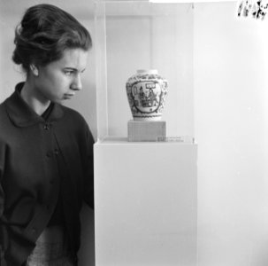 Museum Boijmans krijgt Delftsblauw potje uit 17 e eeuw van Erasmus-stichting, Bestanddeelnr 913-6200
