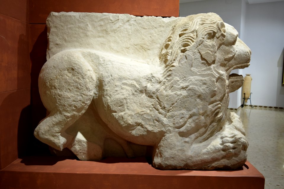 Museo de Linares - León de la puerta norte 03
