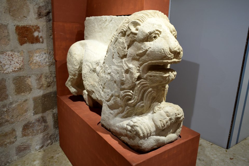 Museo de Linares - León de la puerta norte 01