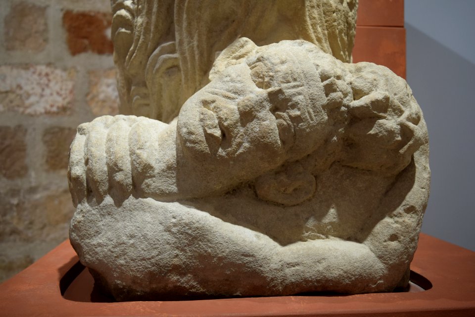 Museo de Linares - León de la puerta norte 05