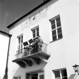 Muziekanten op het balkon van een gebouw in Bad Wiessee, Bestanddeelnr 254-3568