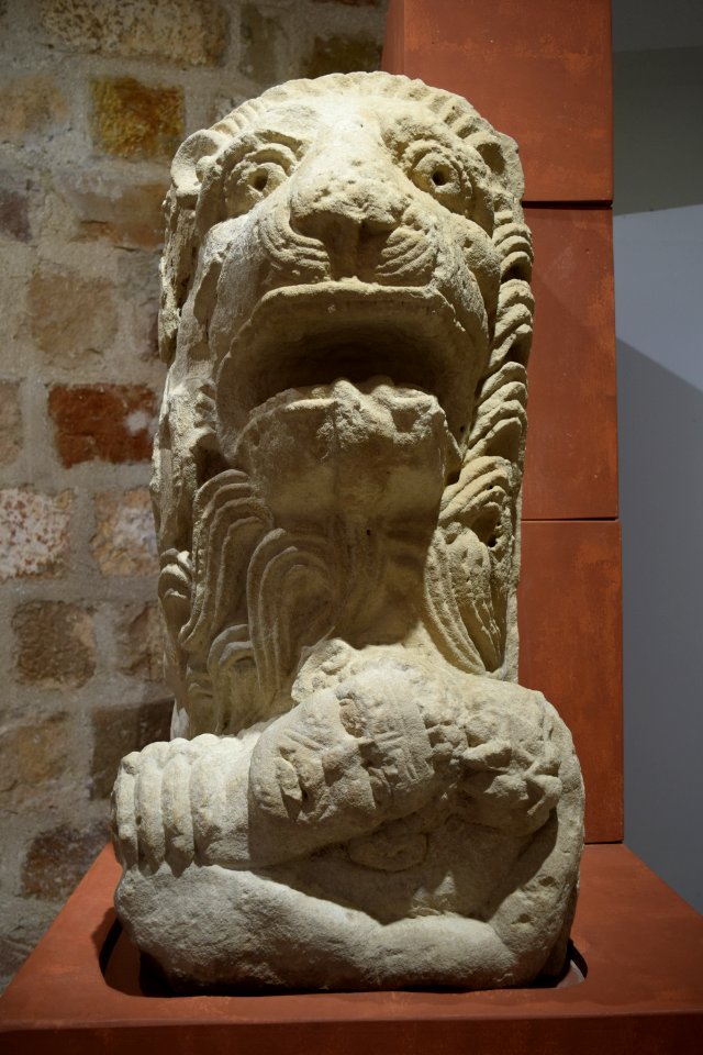 Museo de Linares - León de la puerta norte 04