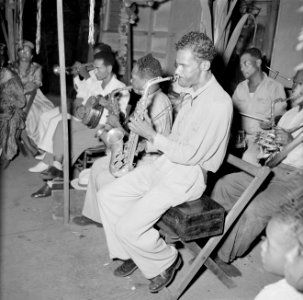 Muziek op een feest in Paramaribo, Bestanddeelnr 252-2467