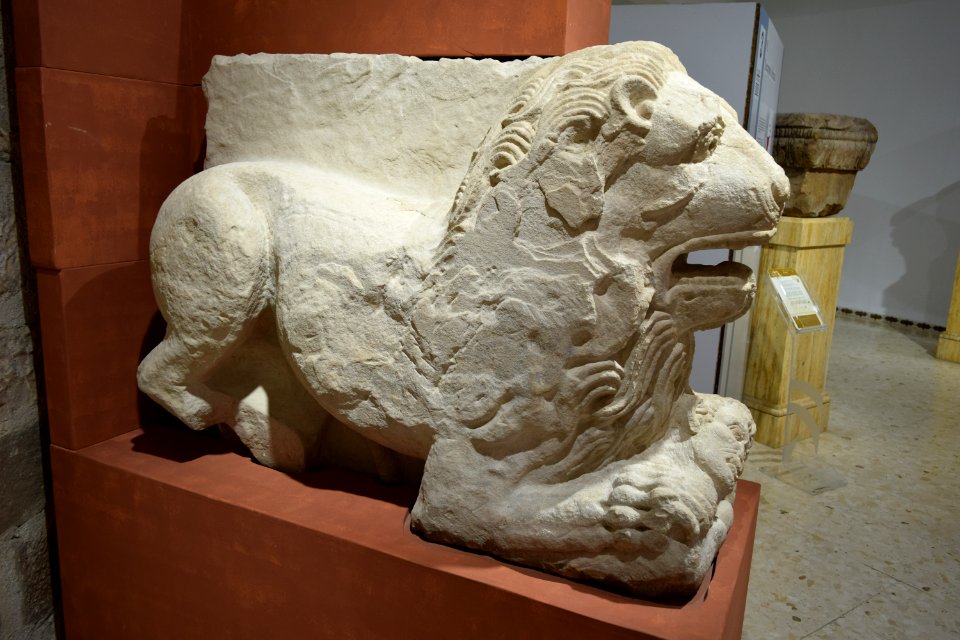 Museo de Linares - León de la puerta norte 02