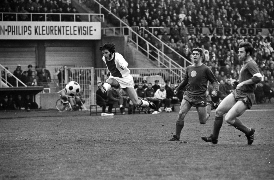 MVV tegen Ajax 1-0 v.l.n.r. Wim Suurbier , Pleumeekers, Herben in aktie, Bestanddeelnr 924-1831