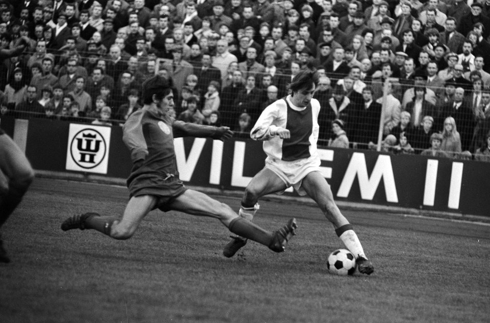 MVV tegen Ajax 1-0 rechts J. Cruyff in aktie, Bestanddeelnr 924-1832