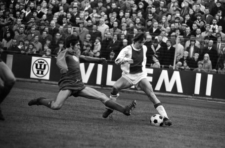 MVV tegen Ajax 1-0 rechts J. Cruyff in aktie, Bestanddeelnr 924-1832