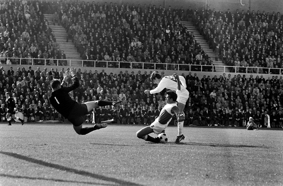 MVV tegen Ajax 0-4. Cruijff in duel met Brasse, links Korver, Bestanddeelnr 920-7476