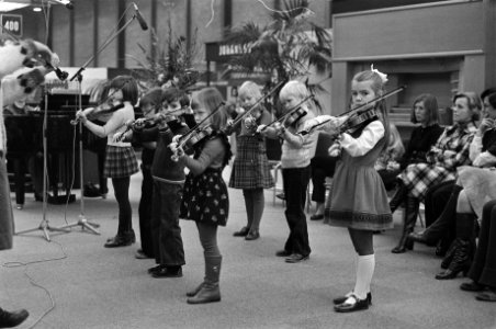 Muziekbeurs 1976 in Jaarbeurs Utrecht zeer kleine kinderen spelen viool volgens, Bestanddeelnr 928-3851
