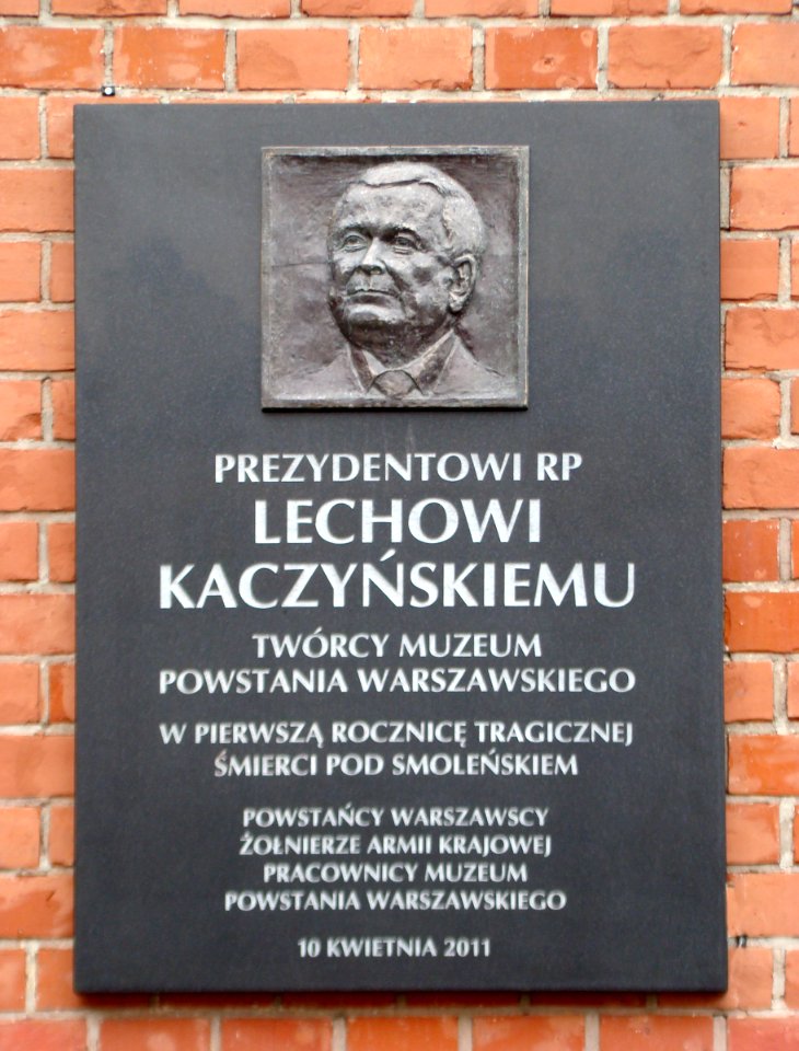 Muzeum Powstania Warszawskiego tablica pamiątkowa