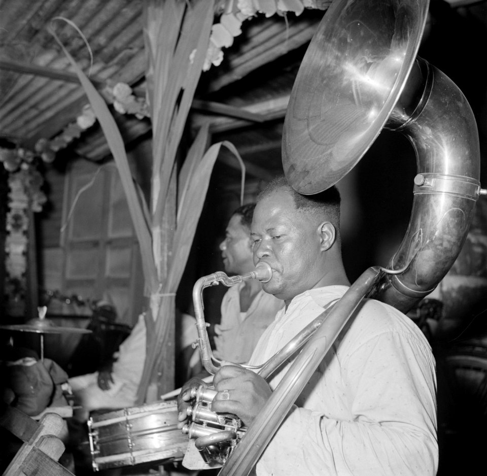 Muziek op een feest in Paramaribo, Bestanddeelnr 252-2480