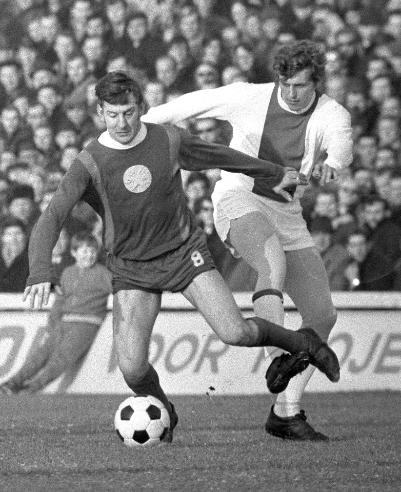 MVV tegen Ajax 1-1. Duel van Piet Keizer (rechts) en Co Prins, Bestanddeelnr 923-2053 (cropped)