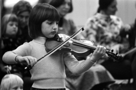 Muziekbeurs 1976 in Jaarbeurs Utrecht zeer kleine kinderen spelen viool volgens, Bestanddeelnr 928-3850