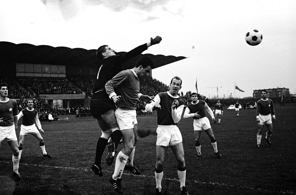 MVV tegen Ajax 2-2 Keeper Körver , Ceulen, Groot (Ajax), Swart (Ajax) en Haenen, Bestanddeelnr 915-7324