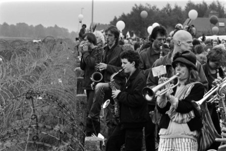 Muzikaal protest door grootste orkest aller tijden tege kruisraketten bij vlie, Bestanddeelnr 932-9867