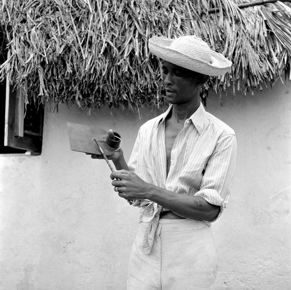 Muzikant met een muziekinstrument gemaakt van een hak, waarschijnlijk op Curaçao, Bestanddeelnr 252-3371