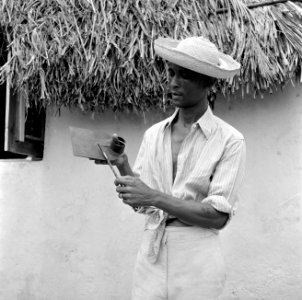 Muzikant met een muziekinstrument gemaakt van een hak, waarschijnlijk op Curaçao, Bestanddeelnr 252-3371