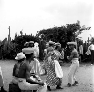 Muzikanten en dansers in Barber op Curaçao, Bestanddeelnr 252-3482