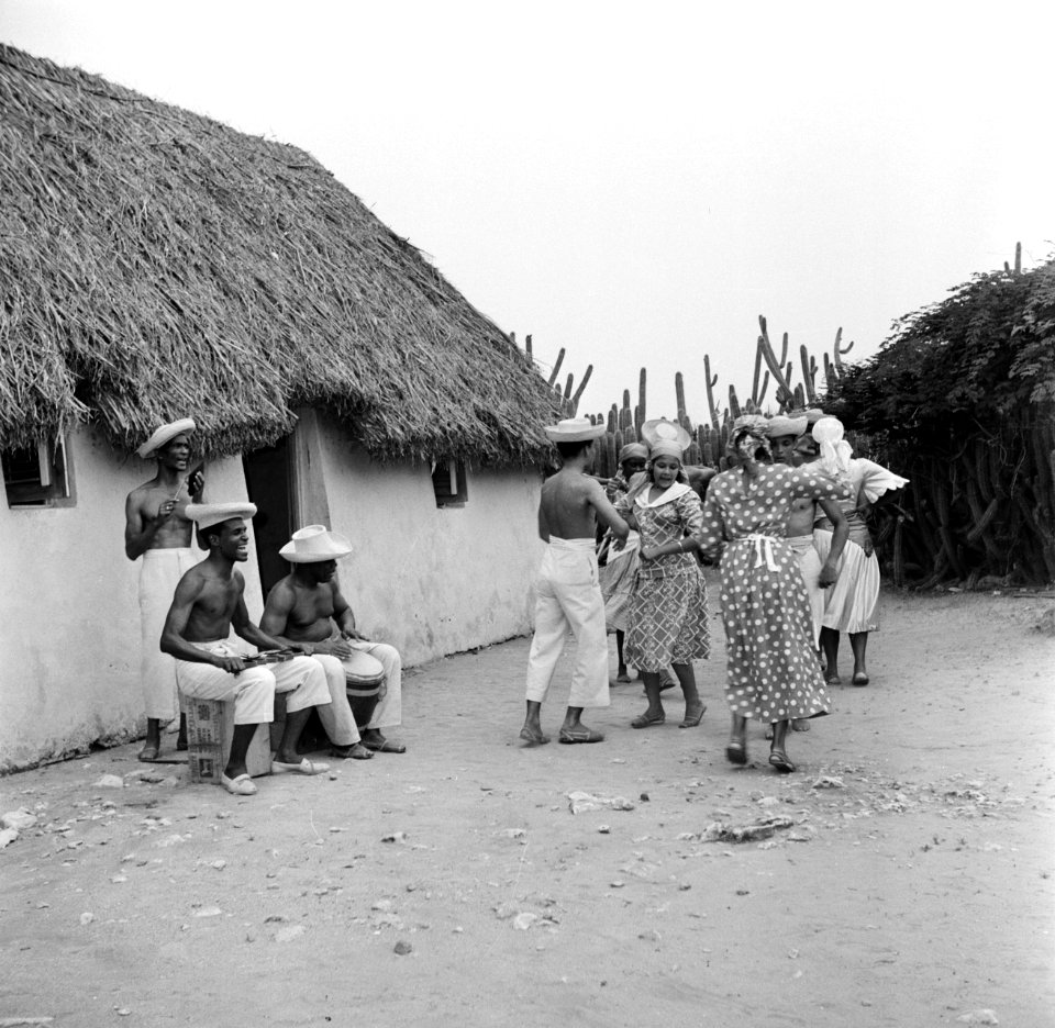 Muzikanten en dansers in Barber op Curaçao, Bestanddeelnr 252-3480