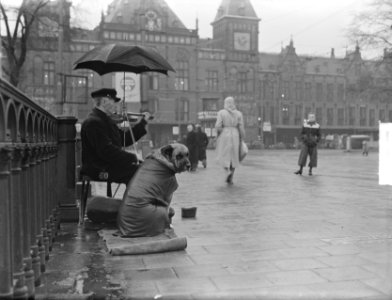 Muzikant bij Centraal Station, Bestanddeelnr 904-3858