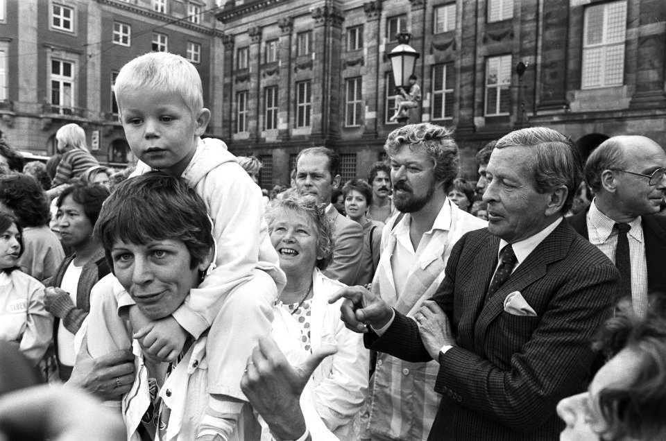 Muzikanten houden Wonderbaarlijke optocht in Amsterdam Prins Claus tussen pub, Bestanddeelnr 933-4093