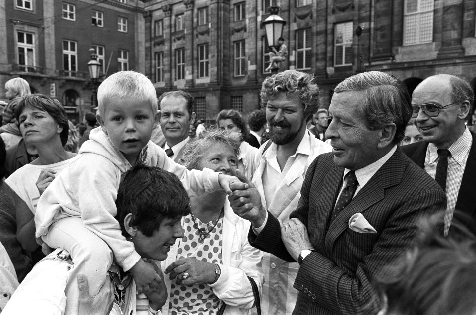 Muzikanten houden Wonderbaarlijke optocht in Amsterdam Prins Claus tussen pub, Bestanddeelnr 933-4092