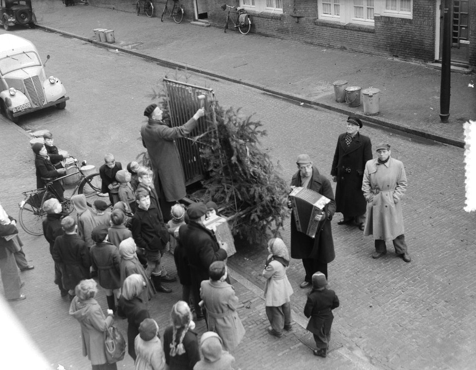 Muzikanten in kerststemming Amsterdam, Bestanddeelnr 905-4516