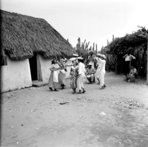 Muzikanten en dansers in Barber op Curaçao. Rechts toeschouwers, Bestanddeelnr 252-3477