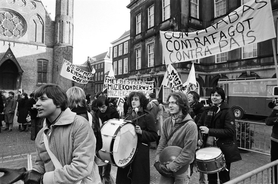 Muzikaal protest van muziekonderwijs tegen onderwijsplann van minister Pais (op , Bestanddeelnr 930-0314