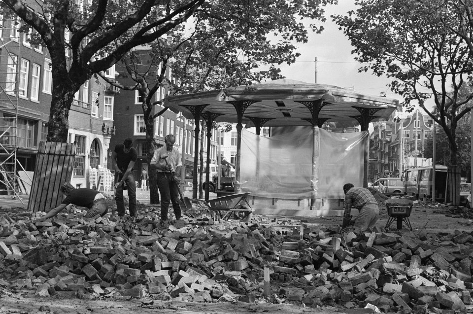 Muziektent in aanbouw op het Thorbeckeplein in Amsterdam, Bestanddeelnr 933-3941