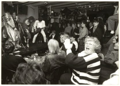 Muzikale gebeurtenis in Café ' The Beauty and the Beast' Kleine Houtstraat 40. NL-HlmNHA 54031997