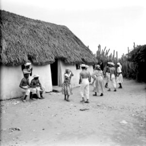 Muzikanten en dansers in Barber op Curaçao, Bestanddeelnr 252-3479