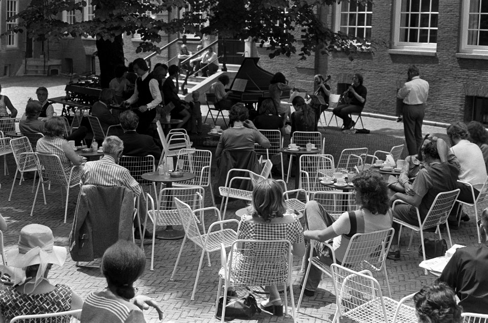 Muziekgroep Musica da camara speelt op binnenplaats Amsterdams Historisch Museum, Bestanddeelnr 926-4922