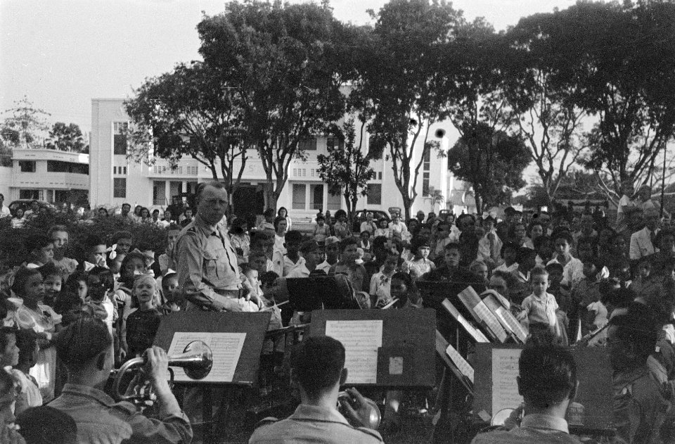 Muziekuitvoering. Concert van Stafmuziek KNIL in de openlucht. . Kapelmeester is, Bestanddeelnr 6791