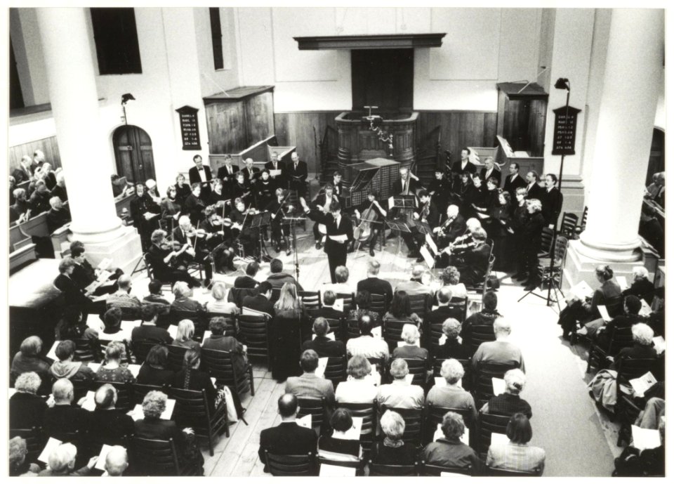 Muziekuitvoering van het Bach Ensemble in de kerkzaal van de Doopsgezinde Kerk in de Peuzelaarsteeg. NL-HlmNHA 54037075