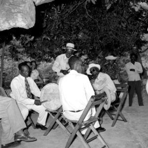 Muzikanten op een feest in Barber op Curaçao, Bestanddeelnr 252-3449