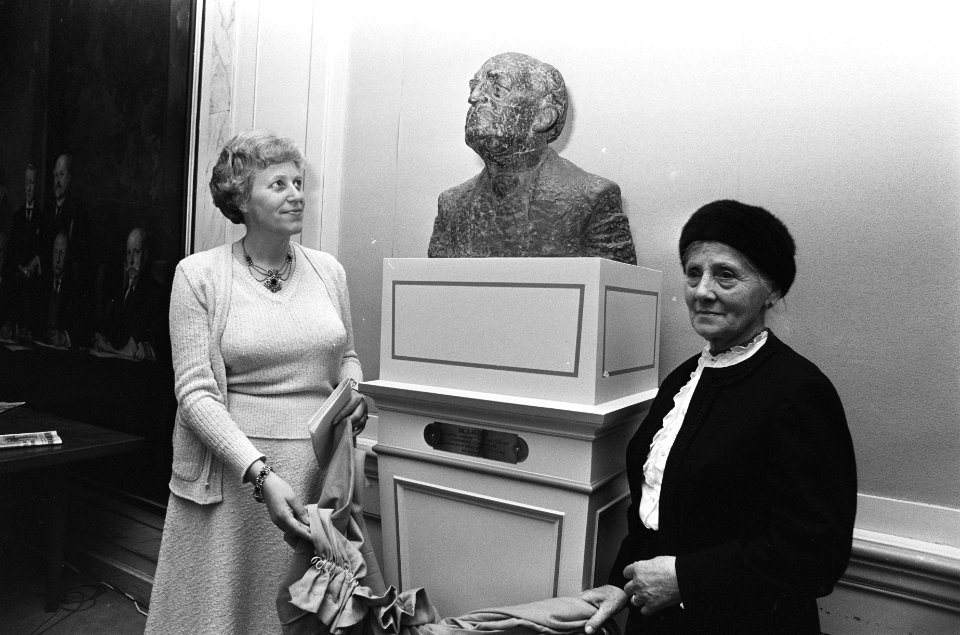 Mw. Kraaijeveld (l) en mevrouw Knibbe (kleindochter van Abraham Kuijper) onthull, Bestanddeelnr 930-1969