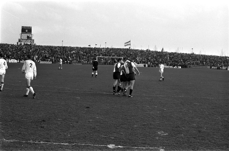 MVV tegen Feyenoord 1-1. Sprong van Geels, links keeper Korver (MVV), Bestanddeelnr 923-3730