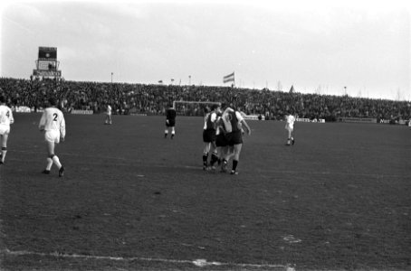 MVV tegen Feyenoord 1-1. Sprong van Geels, links keeper Korver (MVV), Bestanddeelnr 923-3730
