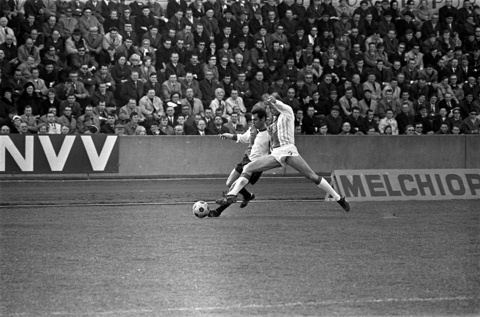 MVV tegen Feyenoord 1-1. Sprong van Geels, links keeper Korver (MVV), Bestanddeelnr 923-3729